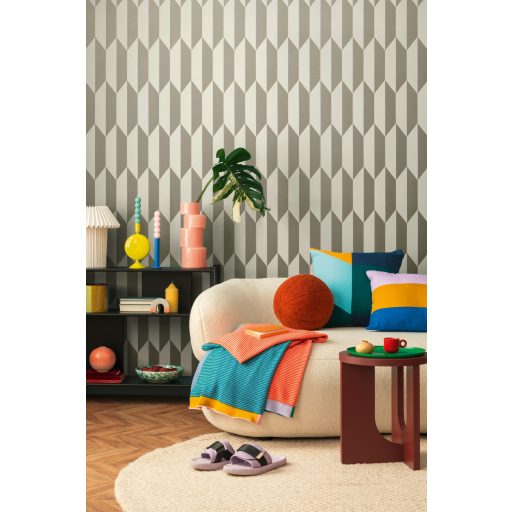 Geometrikus chevron minta kecses függőleges 3D vonulata meleg homokbézs és pezsgőarany tónus finom mintafény tapéta