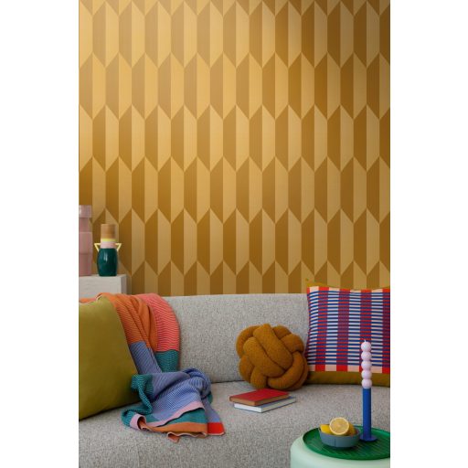 Geometrikus chevron minta kecses függőleges 3D vonulata napsütéses mustársárga mézsárga és arany tónus finom mintafény tapéta