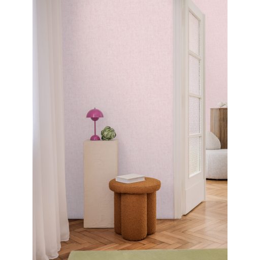 Keresztbe futó (ecset) vonásokkal kialakított lenvászon minta lágy rózsaszín és egy csipetnyi lia tónus tapéta