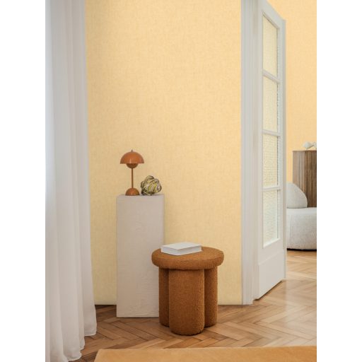 Keresztbe futó (ecset) vonásokkal kialakított lenvászon minta sárga/vaníliasárga tónus tapéta