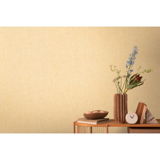 Keresztbe futó (ecset) vonásokkal kialakított lenvászon minta sárga/vaníliasárga tónus tapéta