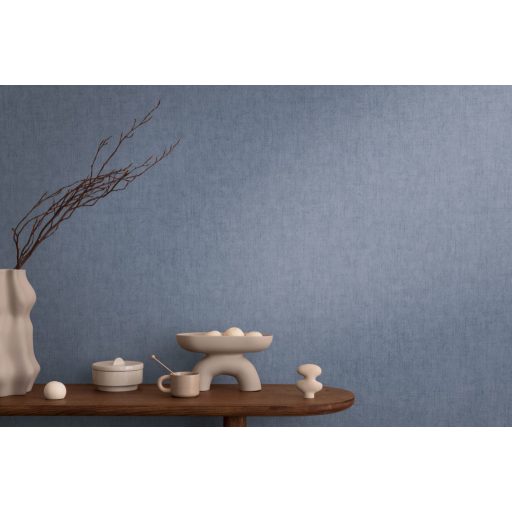 Keresztbe futó (ecset) vonásokkal kialakított lenvászon minta derűs kék/acélkék tónus tapéta