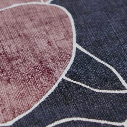 Skandináv-mediterrán hangulatú absztrakt és játékos virágkompozíció sötétkék denimkék rózsaszín és homokbézs tónus tapéta