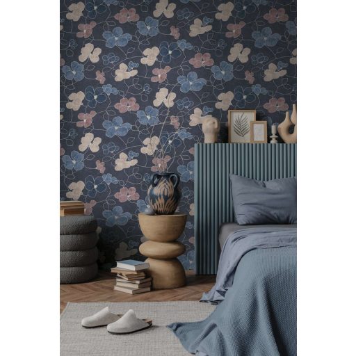 Skandináv-mediterrán hangulatú absztrakt és játékos virágkompozíció sötétkék denimkék rózsaszín és homokbézs tónus tapéta