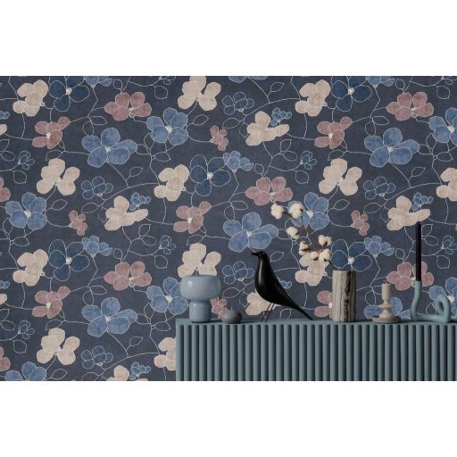 Skandináv-mediterrán hangulatú absztrakt és játékos virágkompozíció sötétkék denimkék rózsaszín és homokbézs tónus tapéta