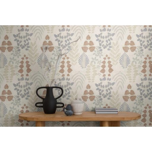 Stilizált botanikai minta páfrányokkal bogyós ágakkal és szívalakú levelekkel krémfehér mogyoróbarna acélkék és grafitszürke tónus tapéta