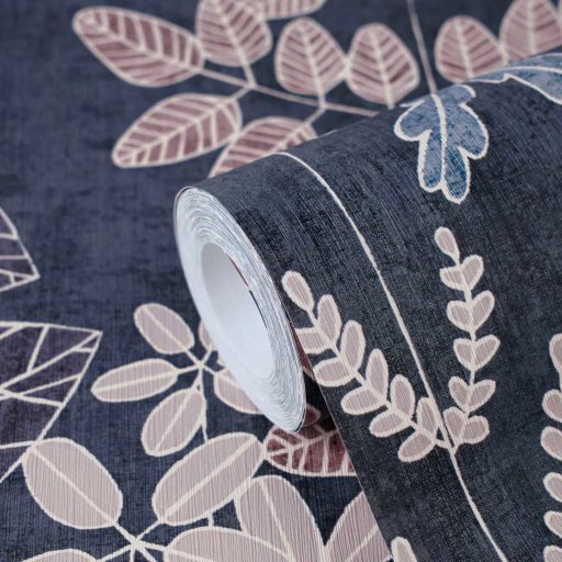 Stilizált botanikai minta páfrányokkal bogyós ágakkal és szívalakú levelekkel éjkék púderrózsaszín rozsda szürkésbarna és lila tónus tapéta