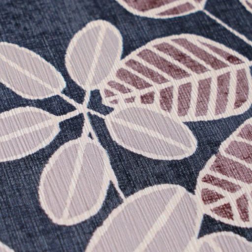 Stilizált botanikai minta páfrányokkal bogyós ágakkal és szívalakú levelekkel éjkék púderrózsaszín rozsda szürkésbarna és lila tónus tapéta