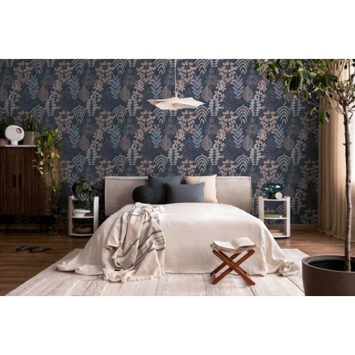 Stilizált botanikai minta páfrányokkal bogyós ágakkal és szívalakú levelekkel éjkék púderrózsaszín rozsda szürkésbarna és lila tónus tapéta