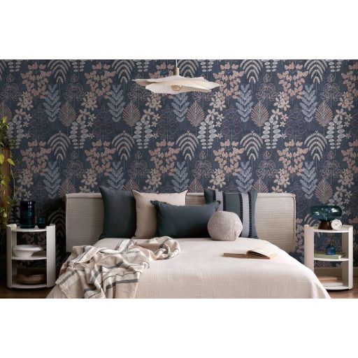 Stilizált botanikai minta páfrányokkal bogyós ágakkal és szívalakú levelekkel éjkék púderrózsaszín rozsda szürkésbarna és lila tónus tapéta