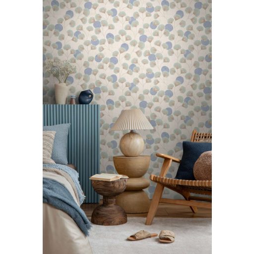 Álmodozó gingko-szerű levelek lebegő költői szépségű mintája krémfehér kékesszürke mentazöld és tejeskávé tónus tapéta