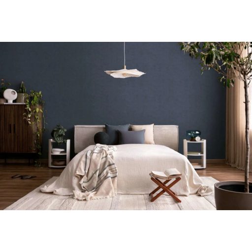 Antik pergamen vagy finoman koptatott mészkő? Mesteri mélységű struktúrált minta sötét acélkék tónus tapéta