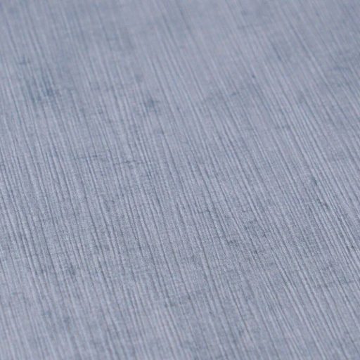 Antik pergamen vagy finoman koptatott mészkő? Mesteri mélységű beton minta világos acélkék tónus tapéta