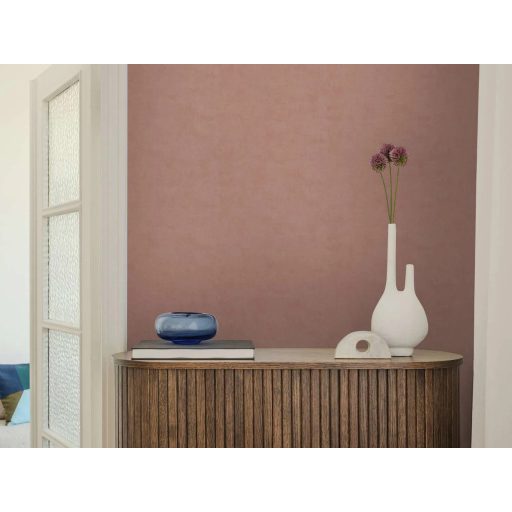 Antik pergamen vagy finoman koptatott mészkő? Mesteri mélységű beton minta meleg rózsarany tónus tapéta