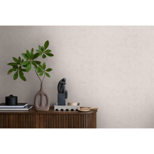 Antik pergamen vagy finoman koptatott mészkő? Mesteri mélységű beton minta szürke/mályvás-szürke tónus tapéta