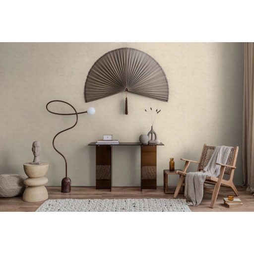 Antik pergamen vagy finoman koptatott mészkő? Mesteri mélységű beton minta meleg bézs és krémes elefántcsont tónus tapéta