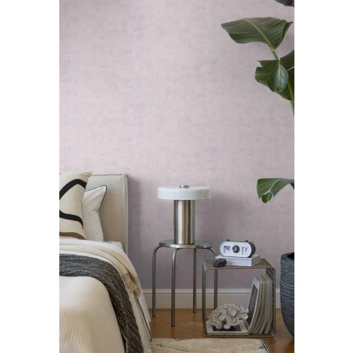 Antik pergamen vagy finoman koptatott mészkő? Mesteri mélységű beton minta levendula/fáradt lila tónus tapéta