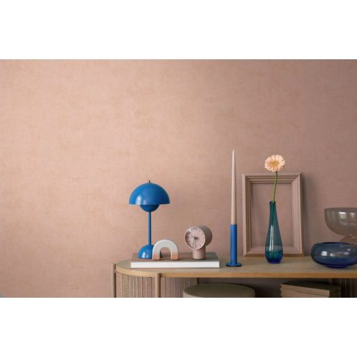 Antik pergamen vagy finoman koptatott mészkő? Mesteri mélységű beton minta púderes bézs és rózsaszín tónus tapéta