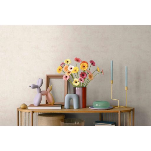 Antik pergamen vagy finoman koptatott mészkő? Mesteri mélységű beton minta törtfehér elefántcsont és homokszín tónus tapéta