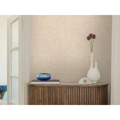 Antik pergamen vagy finoman koptatott mészkő? Mesteri mélységű beton minta lágy krémszín és bézs tónus tapéta