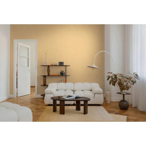 Antik pergamen vagy finoman koptatott mészkő? Mesteri mélységű beton minta meleg aranysárga és vaníliakrém tónus tapéta