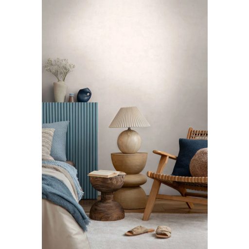 Antik pergamen vagy finoman koptatott mészkő? Mesteri mélységű beton minta gyöngyszürke és halvány bézs tónus tapéta