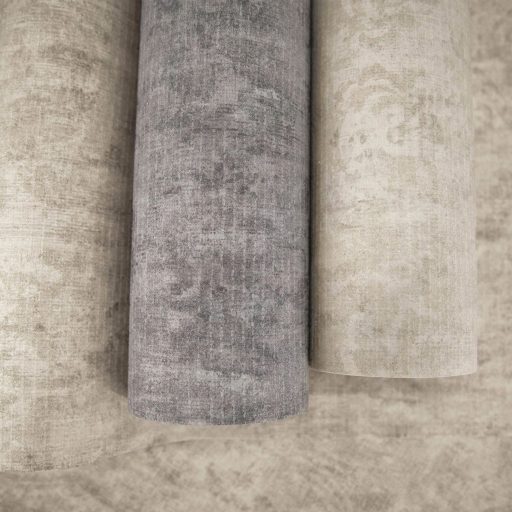 Rétegesen egymásra épülő gyöngyökkel díszített stilizált levél és virágmotívum világos bézs homokszín és szürkésbézs tónus tapéta