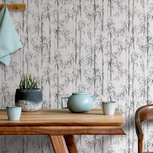 Karcsú bambuszok légiesen könnyed varázslatos mintája fehér és szürkésbézs - holdfény szürke és a gyöngyház között tapéta