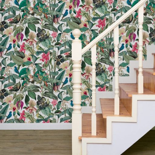 Elképesztően színes vibráló trópusi installáció fehér smaragdzöld rózsaszín zöld pink lila és türkiz tónus tapéta