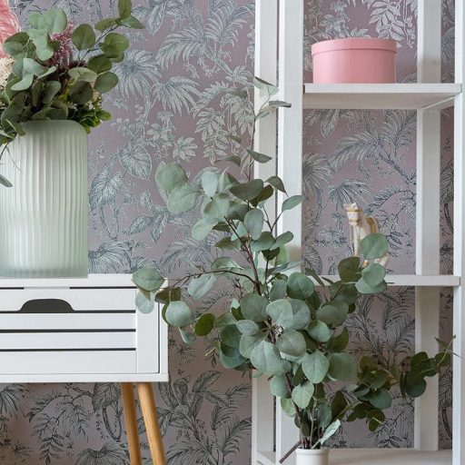 Trópusi növények levélzete textil háttéren rózsaszín szürke és ezüst tónusok fényes fémes hatás tapéta