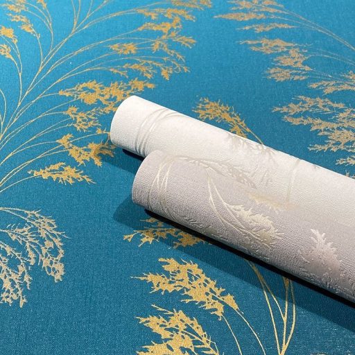 Filigrán réti fűmintázat textil háttéren fehér szürke és ezüst tónusok fényes fémes hatás tapéta