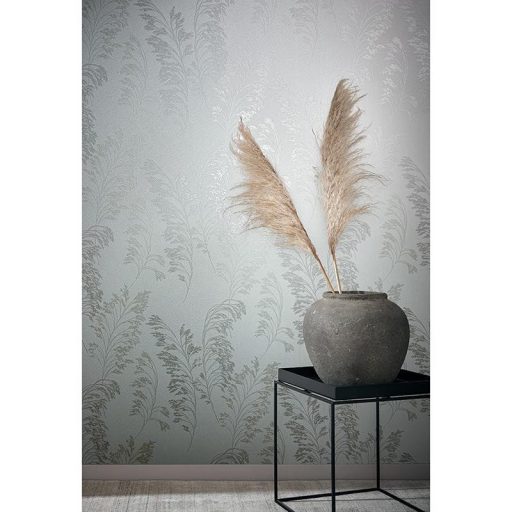 Filigrán réti fűmintázat textil háttéren fehér szürke és ezüst tónusok fényes fémes hatás tapéta