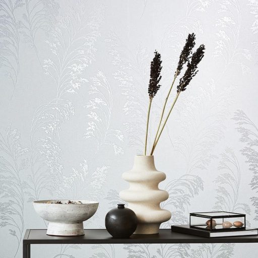 Filigrán réti fűmintázat textil háttéren fehér szürke és ezüst tónusok fényes fémes hatás tapéta