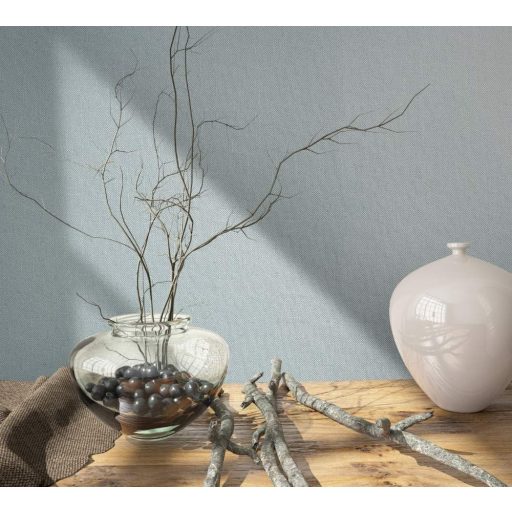 Szemcsés struktúrájú egyszínű minta törtfehér és pasztellkék tónus tapéta