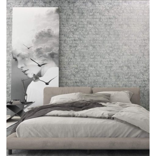 Misztikus írásjelek és szövegek beton/vakolt fal háttéren szürke/sötétszürke fehér és ezüst tónusok fényes mintarészletek tapéta