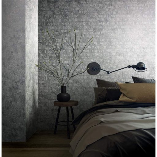 Misztikus írásjelek és szövegek beton/vakolt fal háttéren szürke/sötétszürke fehér és ezüst tónusok fényes mintarészletek tapéta