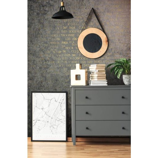 Misztikus írásjelek és szövegek beton/vakolt fal háttéren sötétszürke antracit és arany tónusok fényes mintarészletek tapéta