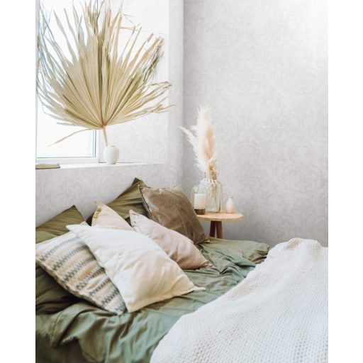 Klasszikus barokk díszítőminta vakolt fal háttéren krémszürke szürkésbézs és ezüst tónusok tapéta