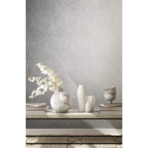 Klasszikus barokk díszítőminta vakolt fal háttéren krémszürke szürkésbézs és ezüst tónusok tapéta