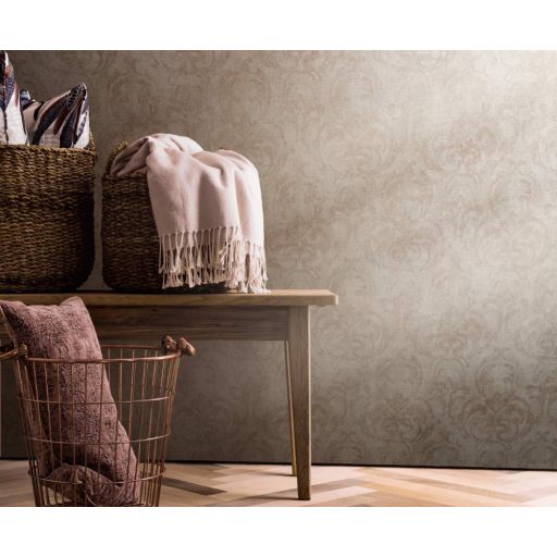 Klasszikus barokk díszítőminta vakolt fal háttéren krém bézs és vörösesbarna tónusok tapéta