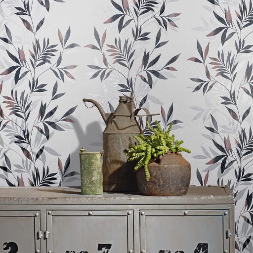 Finoman ívelő levélágak plasztikus és költői mintája fehér és szürkés-zöldtől rózsás-barnáig tónus finom fény tapéta