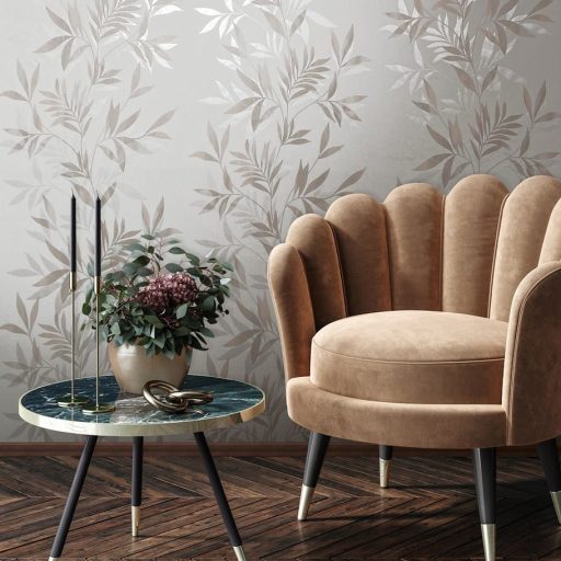 Finoman ívelő levélágak plasztikus és költői mintája fehér halvány bézs és szürkésbézs tónus finom fény tapéta