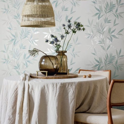 Finoman ívelő levélágak plasztikus és költői mintája fehér halvány türkiz szürke és szürkéskék tónus finom fény tapéta