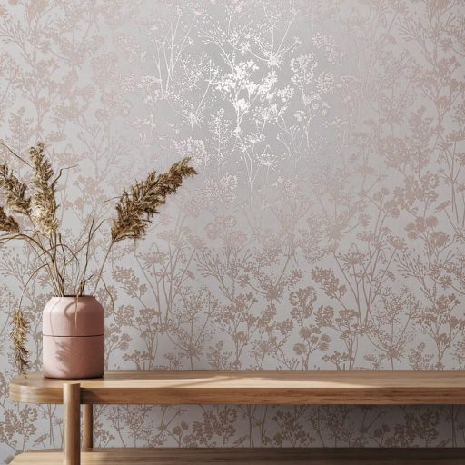 Természetes botanikai motívum - vadvirágok mintája krémfehér tejeskávé/capuccino és meleg bézs tónus finom fény tapéta