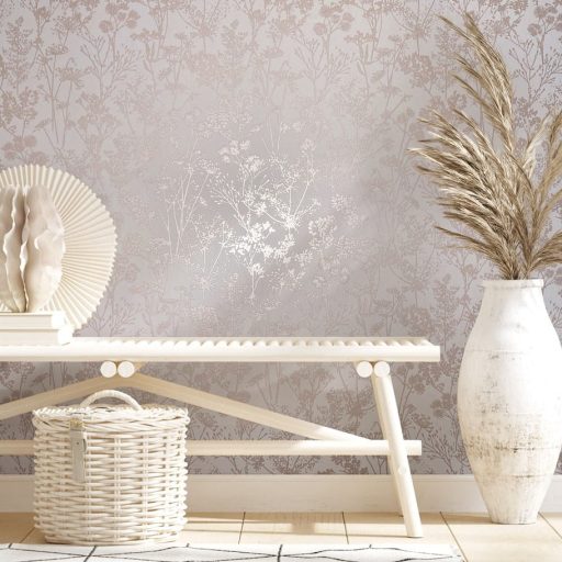 Természetes botanikai motívum - vadvirágok mintája krémfehér tejeskávé/capuccino és meleg bézs tónus finom fény tapéta