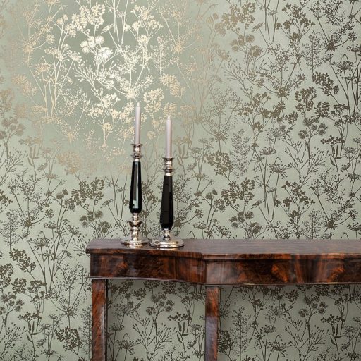 Természetes botanikai motívum - vadvirágok mintája pasztellzöld/mohazöld és aranyos-(meleg)szürkésbarna tónus finom fény tapéta