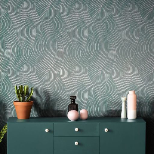 Esztétikus lágyan ívelő hullámformák mintája zöld/smaragdzöld és ezüstfehér tónus finom fény tapéta