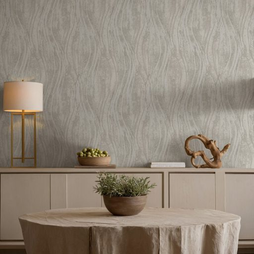 Homokkő rétegek és márvány erezet függőleges hullámokba rendezve törtfehér szürkésfehér és szürke tónus tapéta