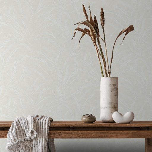 Herbárium lapjait idéző páfrányok lenyomata krémszín és krémes-fehér tónus selyemfényű textúra tapéta