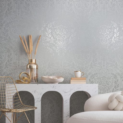 Keleties hatású dísztőminta - tulipánok indák és virágfejek motívumaival ezüstfehér és szürke tónus fémes hatás tapéta